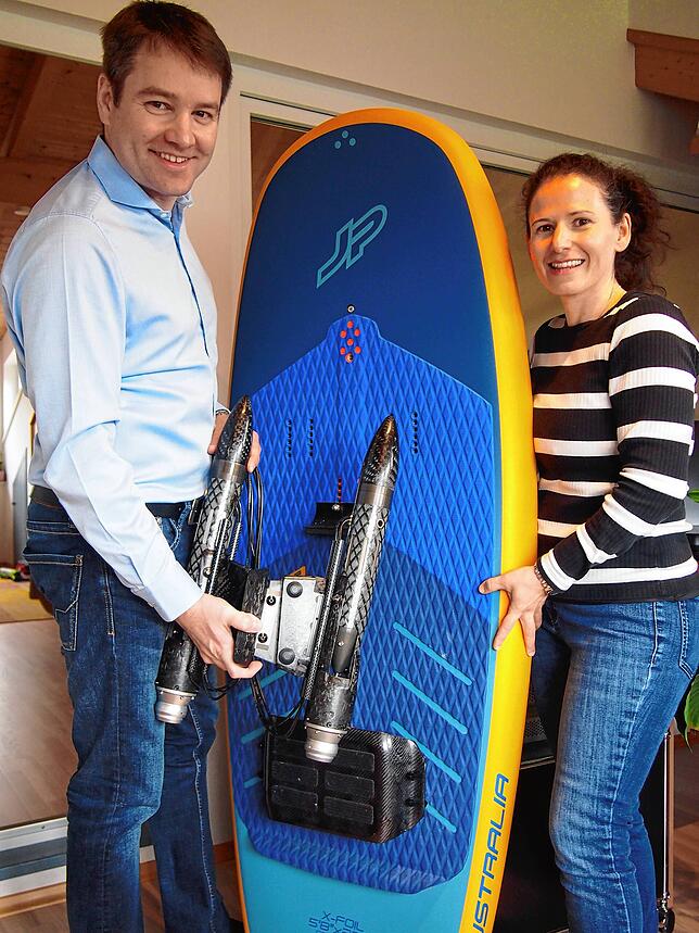 Ein Kindheitstraum wird wahr: Der 44-jährige Erfinder mit seiner Frau Giovanna und dem Jetantrieb für Surfboards.