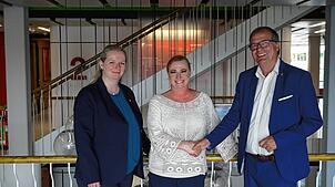 Bürgermeisterin Kristin Schippmann und Oberbürgermeister Klaus Eberhardt gratulieren Nicole Riße-Hasenkamp (Mitte) zu ihrer neuen ...