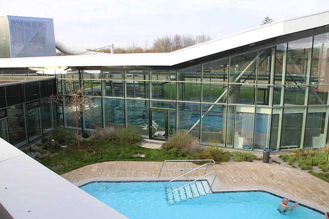 Das Solebad mit dem verglasten Schwimmerbecken im Hintergrund. Die Gestaltung des Häfler Sportbades überzeugt, nur lassen die großen ...