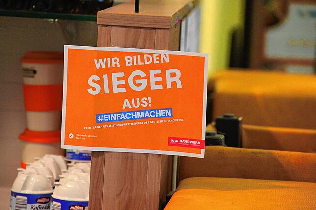 Bäckerei Waldschütz ist ein stolzer Handwerksbetrieb. Dennoch wirkt dieses Schild derzeit fast verloren.