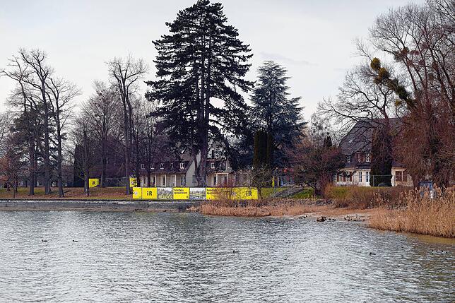 Leuchtend gelb sind die Planen an den acht Bauzäunen, die die Vögel auf dem Wasser vor der Baustelle schützen sollen.