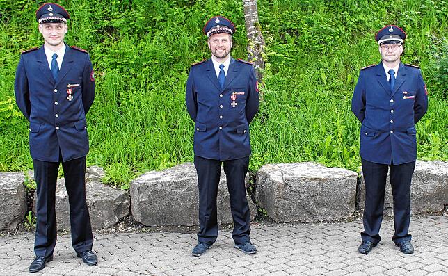 Sie wurde befördert (von links): Marcel Back, Stellvertretender Gesamtkommandant, Löschmeister Sascha Probst, Oberlöschmeister und ...