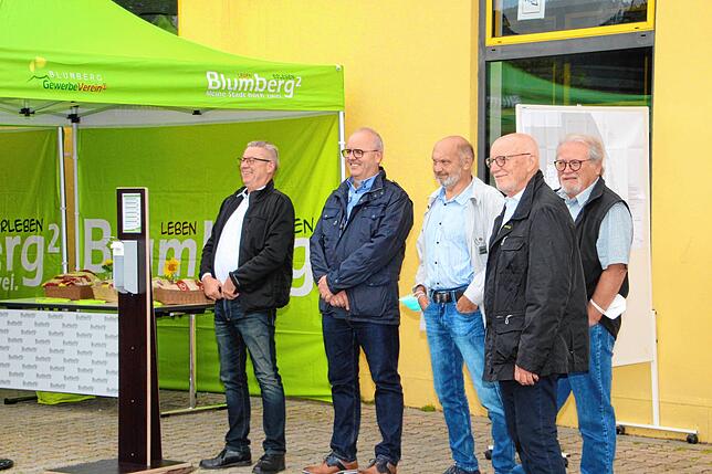 Launig geht es beim Spatenstich für den Schulcampus zu. Unser Bild zeigt von links die Stadträte Dieter Selig, Klaus Hettich, Michael ...