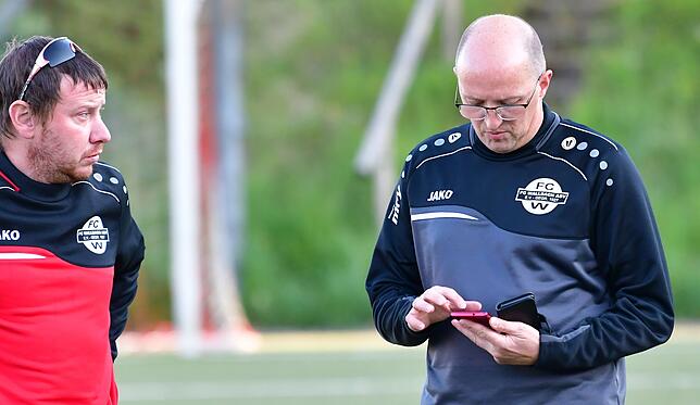 Enttäuschung pur: Trainer Dirk Tegethoff (rechts) und Betreuer Patrick Schilling waren nach dem 1:3 des FC Wallbach in Weilheim bedient.