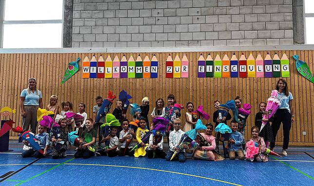 Die Klasse 1 der Grundschule Aach mit ihren Klassenlehrerinnen Stefanie Truckenbrod und Jasmin Paul bei ihrer Einschulungsfeier.