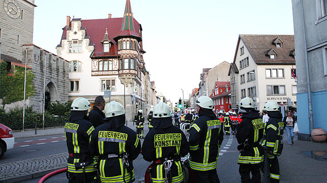 Großeinsatz von Feuerwehr und Polizei an der Hirsch-Apotheke. Das Schnetztor war großräumig abgesperrt.
