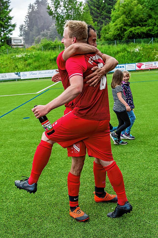 Bild 2: FC Bergalingen feiert den Titel durch einen 3:2-Sieg gegen den SV Buch II &ndash; und wir haben Bilder!