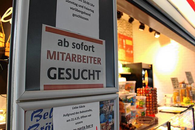 Nicht nur im Internet sucht Thomas Rahde aktiv nach Mitarbeitern, auch direkt am Imbiss sollen etliche Hinweise Interessenten locken.