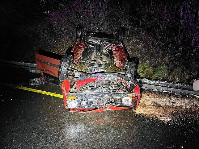 Das demolierte Auto liegt nach dem Unfall in Bad Zurzach auf dem Dach.