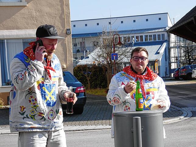 Bild 12: Narrenmarkt Jestetten 2025 strahlt unter der Sonne mit fröhlichen Narren