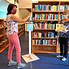 Michaela Ehret (links) nutzt die Zeit, während sie sich die Hände desinfiziert, um sich von Sabine Rottenkolber Bücher empfehlen zu lassen.