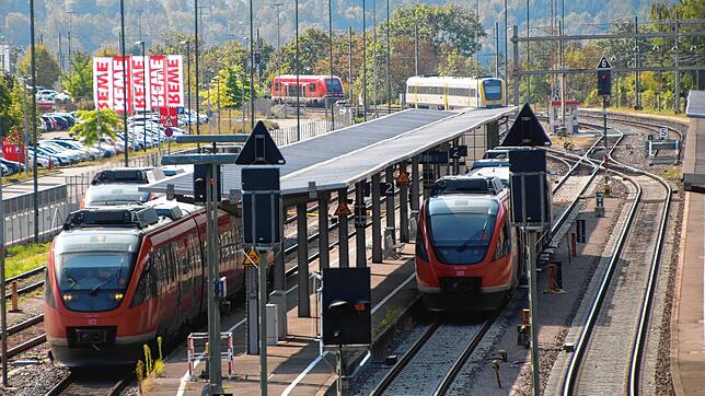 Ein Bild aus Zeiten vor der der Corona-Pandemie, doch das Motiv bleibt aktuell: Ein IRE verlässt den Bahnhof in Waldshut Richtung ...