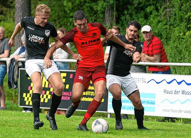 Die Marbacher Tim Haering (links) und Marco Effinger (rechts) nehmen hier Nico Renner (FV WaRe) in die Zange.