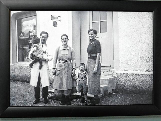 Im ehemals als rotes Haus bezeichneten Gebäude begann die Geschichte der Friseurfamilie Zipfel. Ulrich Zipfels Großvater Josef steht ...