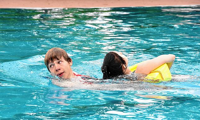 Aus den Schwimmkursen heraus kann sich eine mehrjährige Ausbildung zum Rettungsschwimmer entwickeln. Das Bild zeigt einen Jungen und ein ...