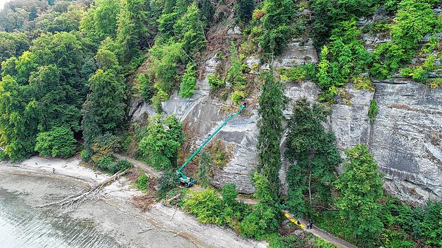 In einem Teleskopkorb haben Experten bereits 2019 den Mondfelsen am Uferweg zwischen Bodman und Marienschlucht untersucht und kartiert.
