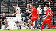 FC 08-Kapitän Dragan Ovuka (links) bekam in Rielasingen einen Schlag gegen das Knie. Er soll aber dennoch beim Villinger Gastspiel in ...
