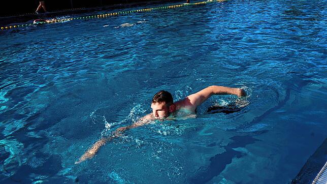Im Wasser &ndash; hier im Erzinger Freibad &ndash; ist Andreas Cafararo in seinem Element.