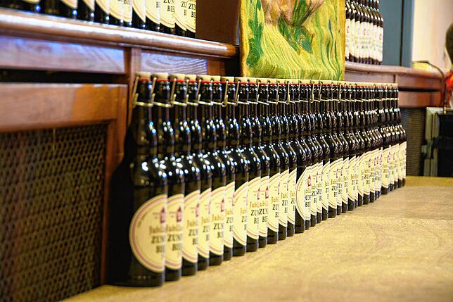 Zum 150. Jubiläum ihrer Zunft haben die Gerstensäcke 100 Liter Bier in 100 Flaschen abgefüllt, die zum Verkauf angeboten werden.