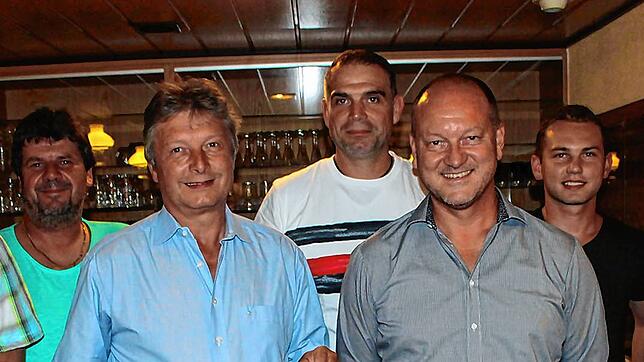 Der Vorstand des Fördervereins Kickers Schwarz-Gelb mit Ortsvorsteher von links: Roman Brodhag, Martin Kusch, Gerhard Fricker, Thomas ...