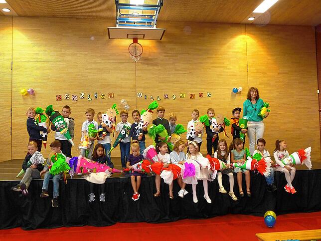 22 Jungen und Mädchen der 1 b der Albbrucker Grundschule erlebten nach der Einschulungsfeier in der Gemeindehalle gemeinsam mit ihrer ...