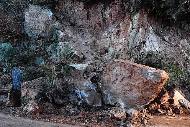 Bild 4: Felssturz: Straße zwischen Tiefenstein und Schildbach gesperrt