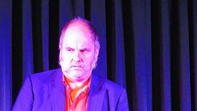 Ein Griesgram in Aktion: Der bayerische Comedian Matthias Egersdörfer trat am Sonntag im Schlössle in Laufenburg auf. Foto: Susanne ...