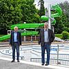 Der Vorsitzende des Bürgermeisterkreisverbandes Waldshut, Michael Scharf aus Bonndorf, erörtert zusammen mit seiner Ordnungsamtsleiterin ...