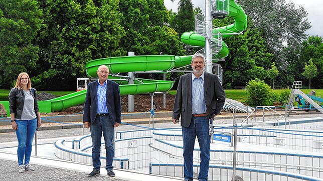 Der Vorsitzende des Bürgermeisterkreisverbandes Waldshut, Michael Scharf aus Bonndorf, erörtert zusammen mit seiner Ordnungsamtsleiterin ...