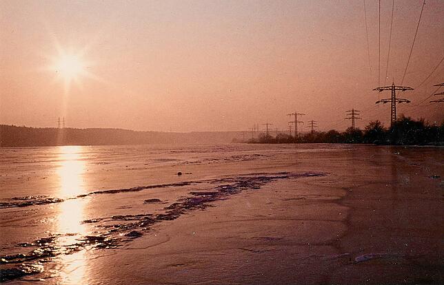 Das ist kein romantischer Sonnenuntergang am Meer. Das Bild zeigt den zugefrorenen Rhein im Januar 1963 auf Höhe des westlichen ...
