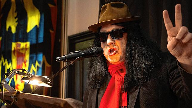 Frank Neumann alias Udo Lindenberg im Dorferschoppen.