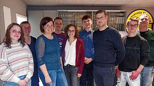 Geehrte, Vorstandsmitglieder und der Dirigent posierten für das Foto (von links): Julia Lang, Franziska Zoels, Franziska Walk, Florian ...