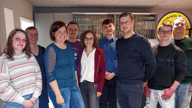 Geehrte, Vorstandsmitglieder und der Dirigent posierten für das Foto (von links): Julia Lang, Franziska Zoels, Franziska Walk, Florian ...