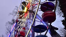 Vom 20 Meter hohen Riesenrad aus haben die Besucher einen herrlichen Blick über das gesamte Weihnachtszauberareal. Bild: Roland Sprich