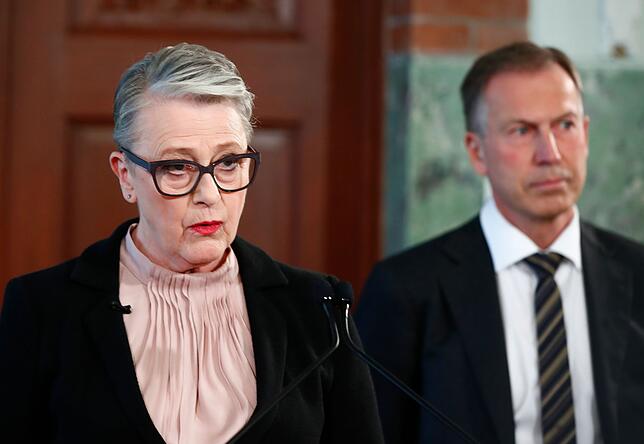 NORWAY-NOBEL-PEACE-AWARD Berit Reiss-Andersen, links im Bild, verkündet die Preisträger des Friedensnobelpreises.