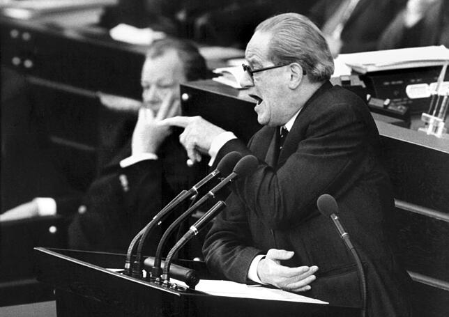 1973: SPD-Fraktionsführer Herbert Wehner während einer temperamentvollen Debatte am Rednerpult im Bundestag. Links von ihm sitzt ...