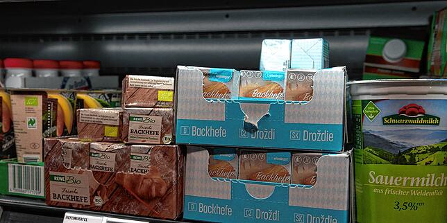 Kein Vergleich zum Beginn der ersten Corona-Welle im Frühjahr: Egal ob Backhefe oder Toilettenpapier – im Rewe-Supermarkt an der ...