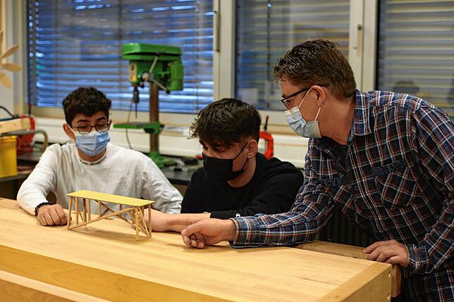 „Er kann sehr gut erklären“, sagen Manna Mestkalo (16) und Krystian Lesniewski (15, schwarzer Pulli) über Silvio Kalbas.