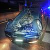 Das Unfallauto liegt auf der A3 bei Eiken auf dem Dach.