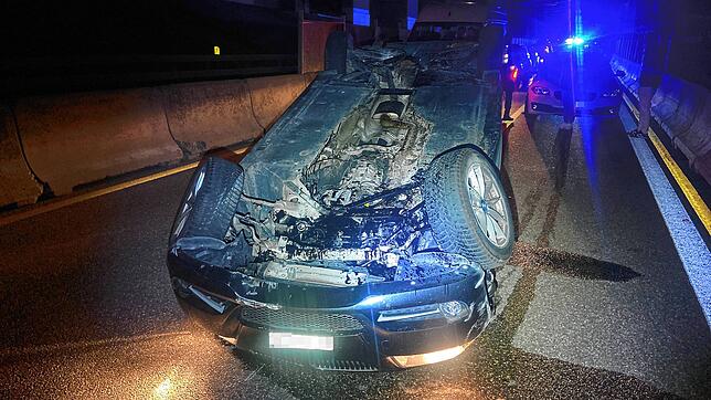 Das Unfallauto liegt auf der A3 bei Eiken auf dem Dach.