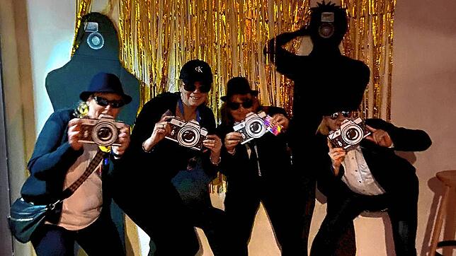 Wo Hollywood ist, können Paparazzi nicht weit sein. Diese Gruppe hatte sich jedenfalls prächtig in Schale geworfen. Bilder: Rotraud ...