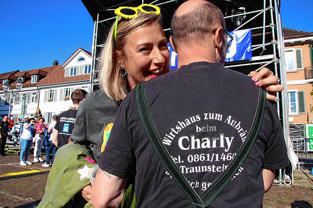 Man trifft sich beim „Charly“: Julia und Michael Wurm sind als Altbekannte und Beinah-Nachbarn immer wieder in der Stammkneipe der ...
