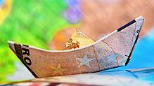 Durch finanziell schwierige Fahrwasser muss Vöhrenbach navigieren. Bild: Pixabay/klimkin
