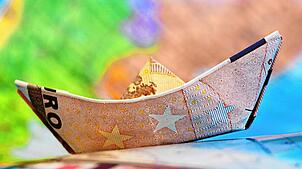 Durch finanziell schwierige Fahrwasser muss Vöhrenbach navigieren. Bild: Pixabay/klimkin
