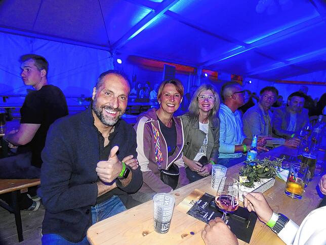 Bild 5: Bilder von der Jahrhundertparty im Festzelt mit Live-Acts und mega Stimmung