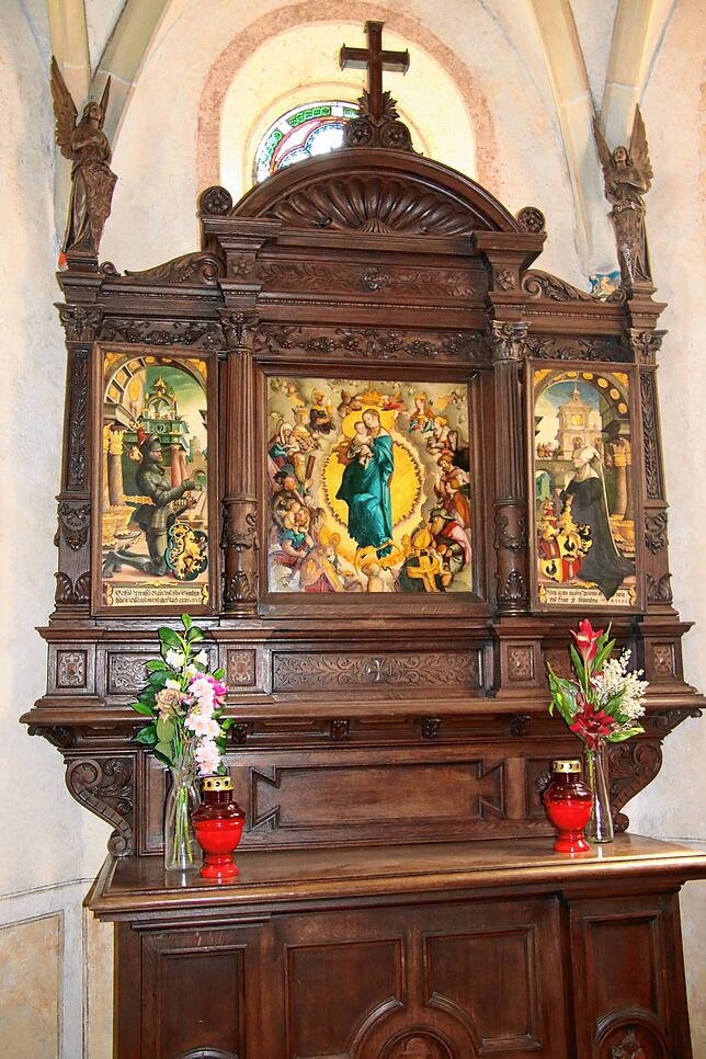 Die Bilder des Altars in der kleinen Kapelle wurden restauriert.