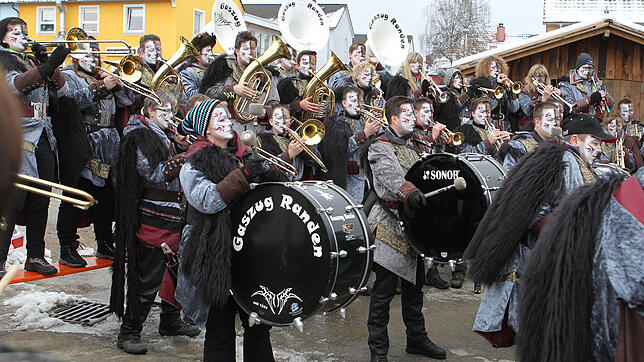 Die Guggenmusik Gaszug Randen sorgt stets für Stimmung. Bilder: Roger Müller