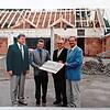 1995: Der damalige Bürgermeister Hubert Roth, Sozialstationsgeschäftsführer Christoph Siebler mit Sparkassendirektor Bürsner und dem ...