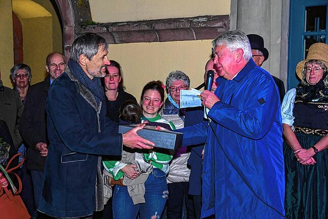 Noch-Bürgermeister Siegfried Scheffold überreicht seinem Amtsnachfolger Marc Winzer (links) ein Weinpräsent.