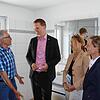 Bei einer Führung durch eine Musterwohnung erklärt der neue ehrenamtliche Wohnberater Rolf Schäfer (von links) Oberbürgermeister Simon ...